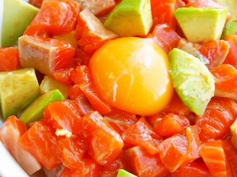 簡単!主菜!漬けサーモンとアボカド丼♪